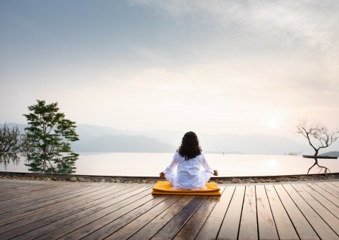 Morgendliche Meditation am Pool