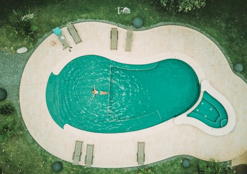 Ein herrlicher Pool mitten im grünen Garten