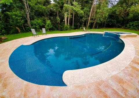 Schwimmen Sie im hauseigenen Pool