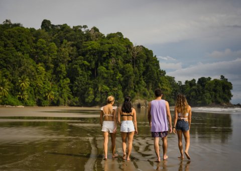 Schlendern Sie entlang des Sandstrandes