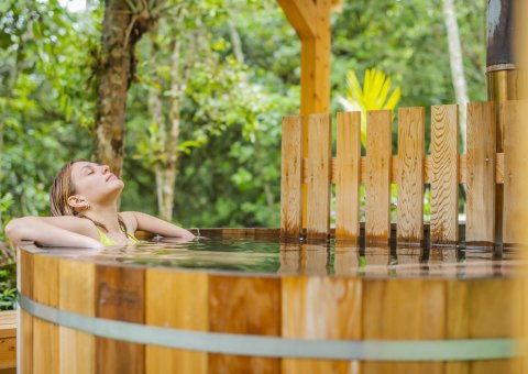 Entspannen Sie sich im Whirlpool mit Holzoptik
