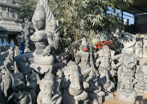 Figuren aus Stein von Indischen Gottheiten