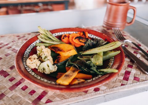 Leckeres farbenfrohes Essen mit gegrilltem Gemüse