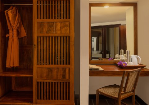 Deluxe Zimmer mit Garderobe und Sitzgelegenheit