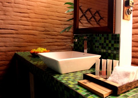 Moderne Badezimmer in Naturfarben eingerichtet