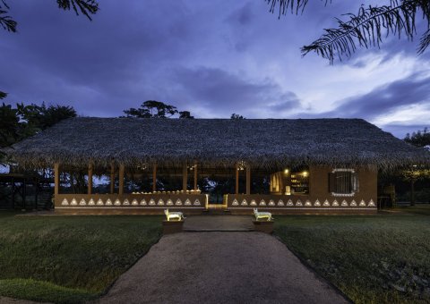 Das beleuchtete Restaurant am Abend