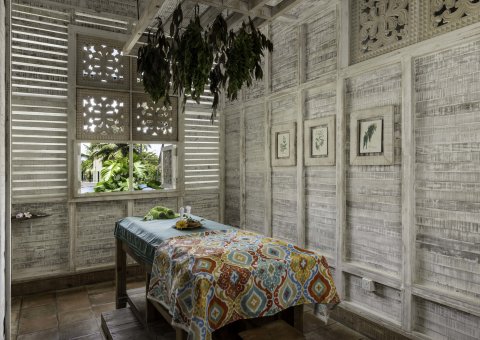 Ayurveda-Behandlungsräume mit hellem Holz stärken die Verbundenheit zur Natur
