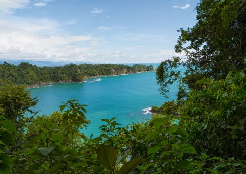 Ausblick auf die türkisfarbene Bucht