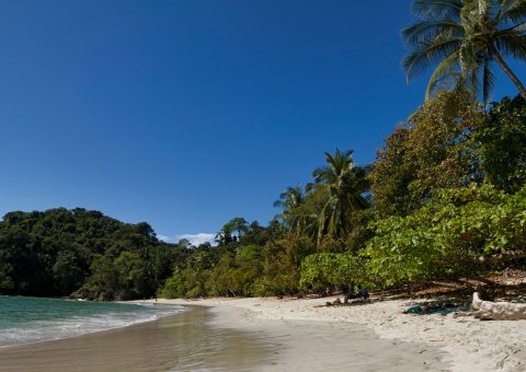 Am weißen Sandstrand entspannen