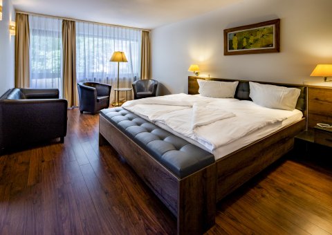 Die großzügigen Zimmer verfügen alle über eine Sitzgelegenheit
