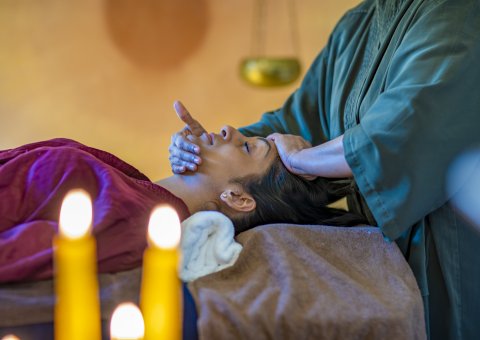 Ayurveda-Anwendungen bei Kerzenschein genießen