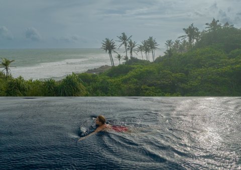 Schwimmen Sie im Pool mit Meerblick