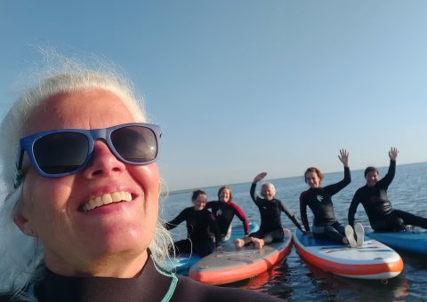Strahlende Gesichter beim SUP-Yoga