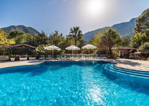 Sonnen tanken am Pool der LYKIA Lodge
