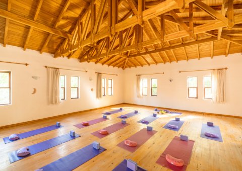 Der helle Yogaraum der LYKIA Lodge