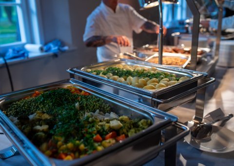 Ayurvedisches Buffet mit Zutaten aus der Region