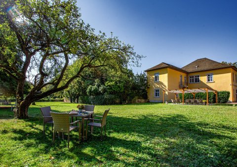 Das Gästehaus inmitten des grünen Gartens