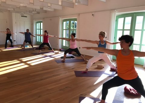 Yoga üben im hellen Yogaraum des Hotel Balatura