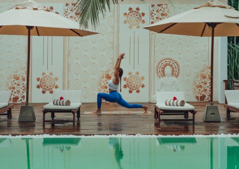 Yoga üben direkt am Pool