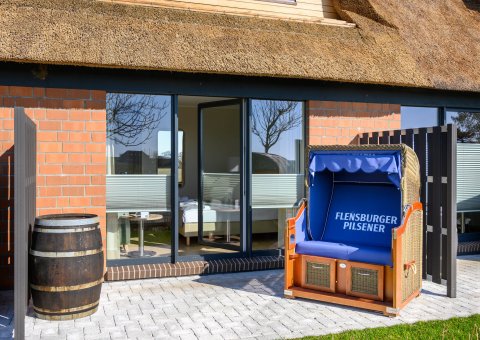 Die gemütliche Terrasse des Doppelzimmer Superior mit eigenem Strandkorb