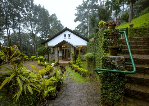 Das Restaurant fügt sich in die Natur des Sitaram Mountain Retreats ein