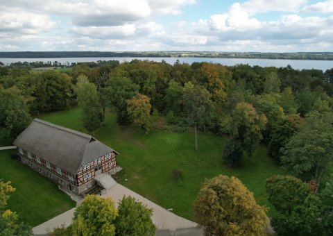 Die Yogahalle liegt inmitten des Park am See