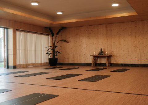 Vitalisierende Yoga-Einheiten im großzügigen Yoga-Raum erleben