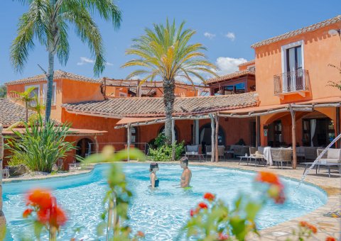 Der Pool am Haupthaus