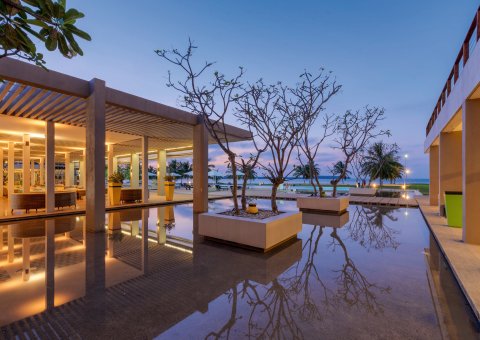 Die stilvolle Terrasse im Amaya Beach Pasikudah