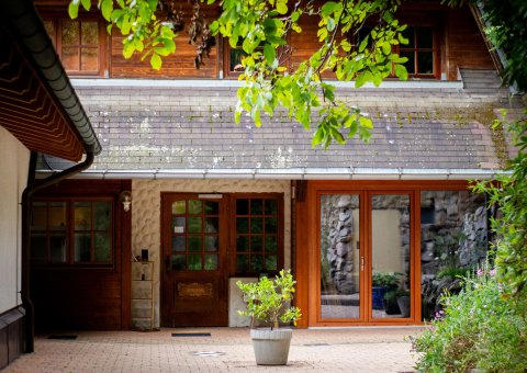 Treten Sie ein in das Steinweiden Retreat Center