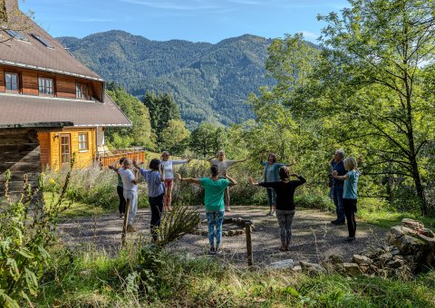 Sanfte Yoga Stunden im Garten