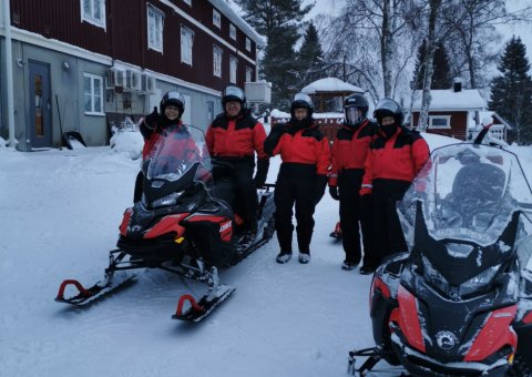 Mit dem Schneemobil unterwegs in Lappland