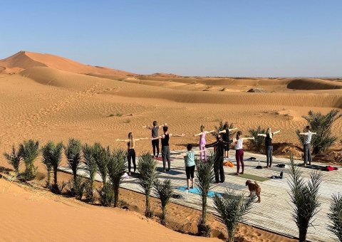 Gemeinsam Yoga üben in der Wüste