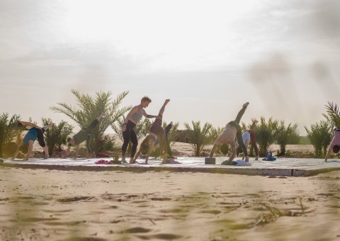 Gemeinsame Yoga-Einheiten im Wüstencamp