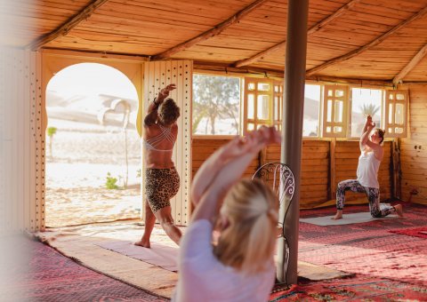Yoga üben in der hellen Yogashala