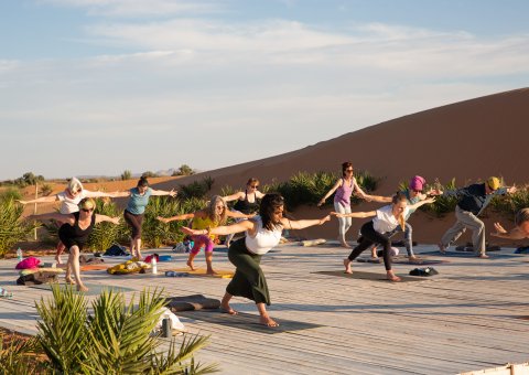 Yoga üben auf der Yogaplattform