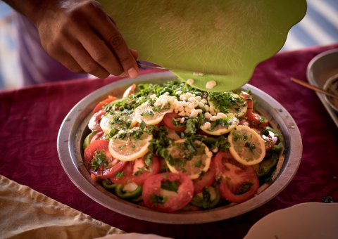 Probieren Sie das leckere, frische Essen in der Wüste