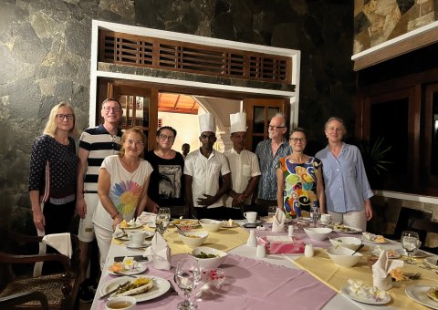 Gemeinsam in der Gruppe das Abendessen genießen