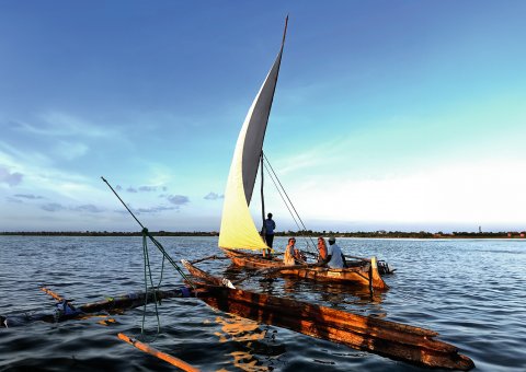 Das Meeresrauschen auf einem Boot genießen