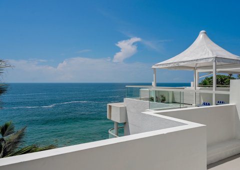 Blick aus dem Penthouse auf den blauen Ozean