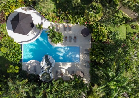 Der Pool mitten im Grünen
