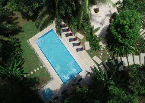 Der Pool mitten im Garten des Hotel NYA