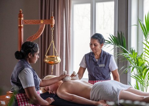 Ayurvedische Kräuterstempelmassage zur Entgiftung des Körpers