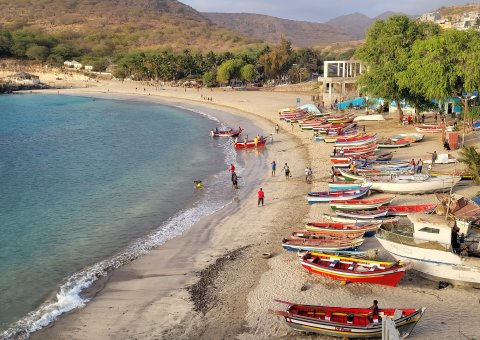 Die Fischerboote am Strand Santiagos