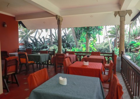 Das Restaurant mit Blick auf die grüne Anlage 