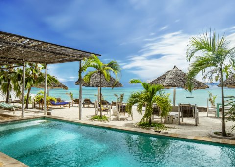 Vom Pool der Villa Bahati schauen Sie auf das weite Meer