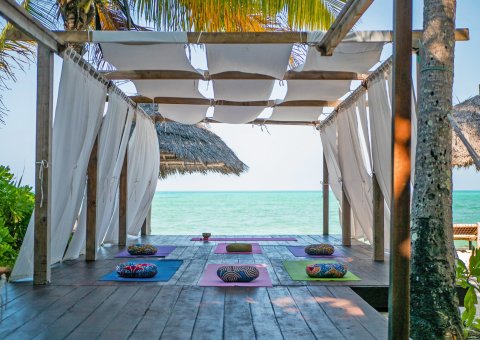 Die Yoga Shala mit Blick auf das blaue Meer