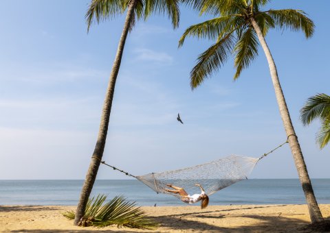 In der Hängematte am Strand den Tag genießen