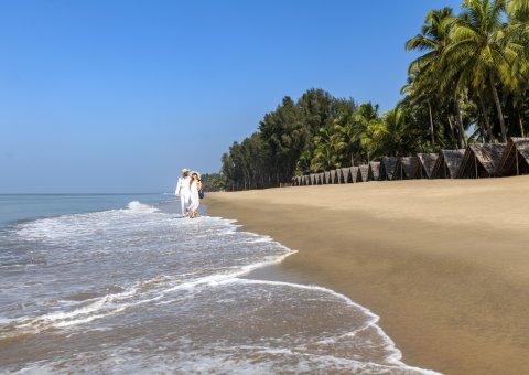 Strandspaziergang entlang des Nattika Beach Resorts