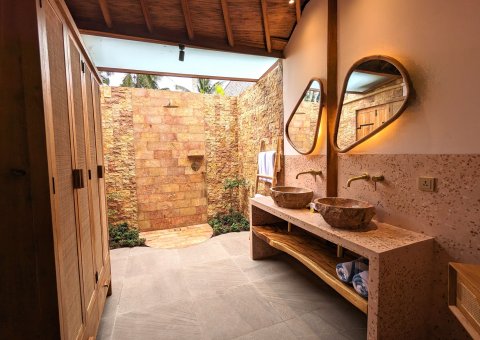 Elegantes Badezimmer mit freistehender Dusche